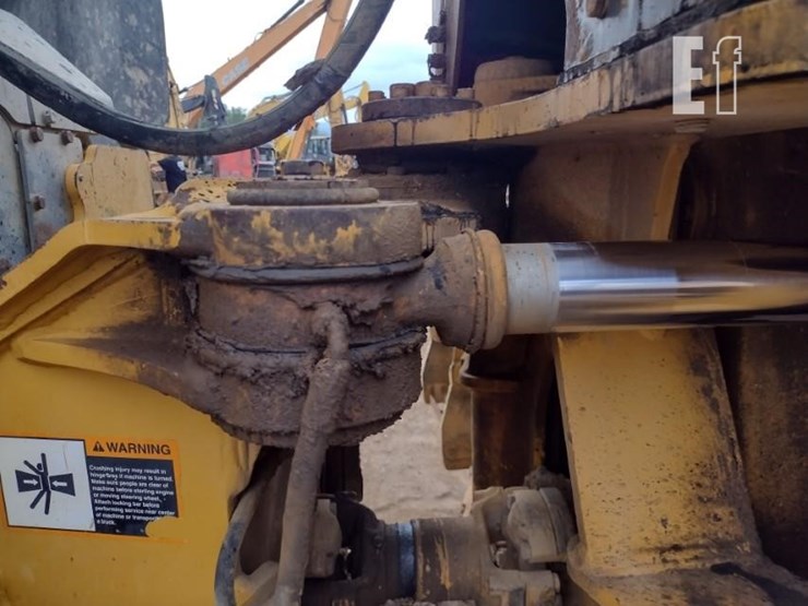 2005-deere-300d-image-35