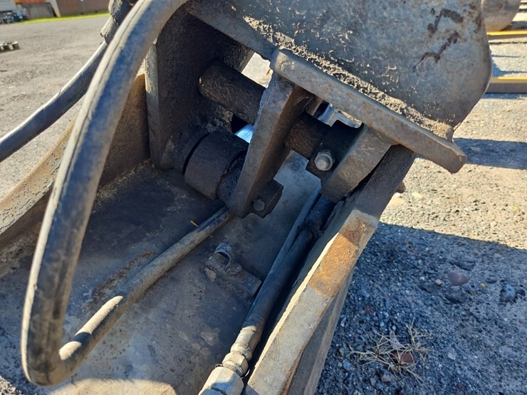 wb-48"-hyd-tilting-cleanup-bucket-image-5