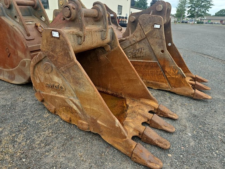 esco-42"-bucket-with-teeth-image-3