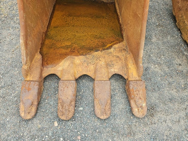 esco-42"-bucket-with-teeth-image-9