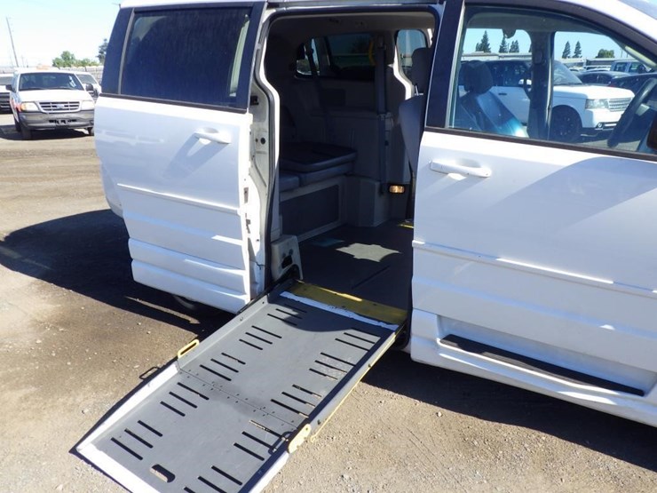 2010-dodge-grand-caravan-image-8