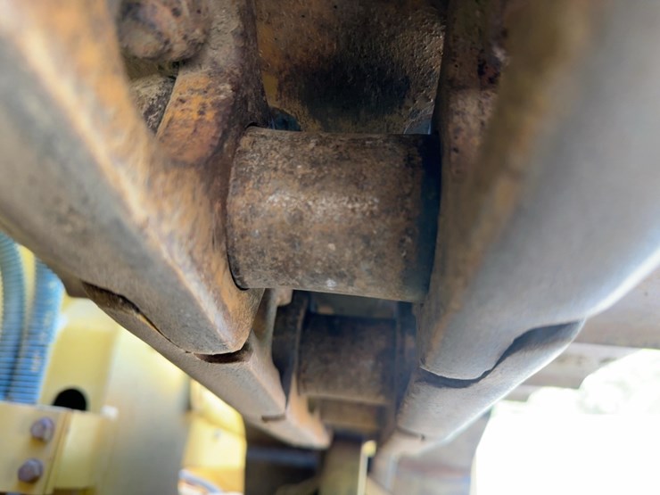 2011-caterpillar-d4k-xl-image-17