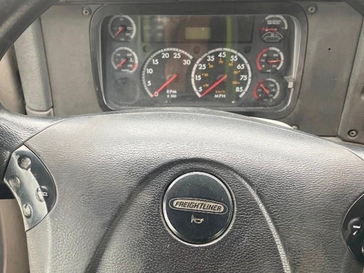2014-freightliner-cascadia-113-image-16