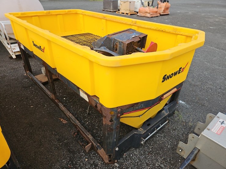 snowex-9'-poly-sand/salt-spreader-image-4