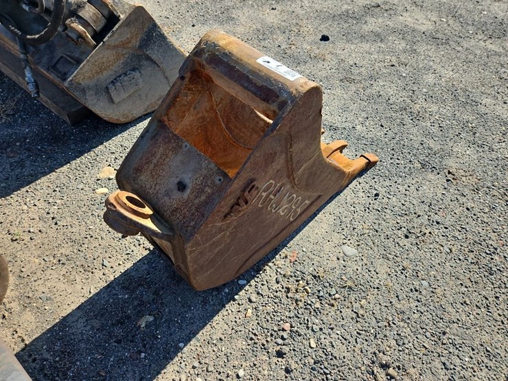 wr-12"-bucket-with-teeth-image-3