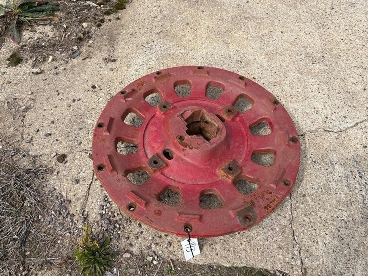 center-wheel-casting-ih-tractor-image-1
