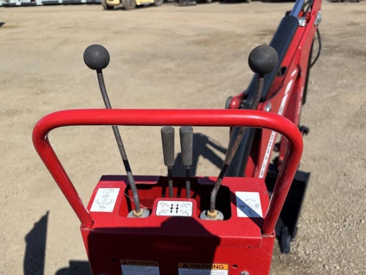 2017-massey-ferguson-gc1710-image-38