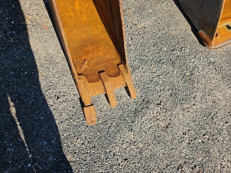 wr-12"-bucket-with-teeth-image-5