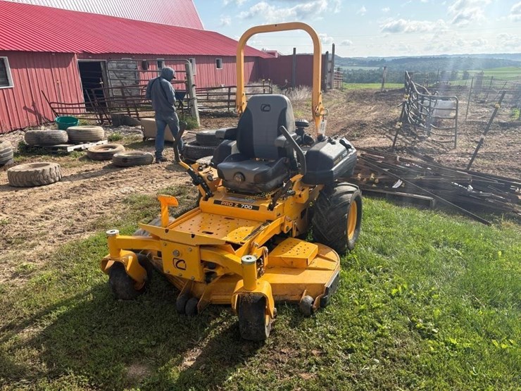 cub-cadet-pro-z-700-zero-turn-mower-image-2