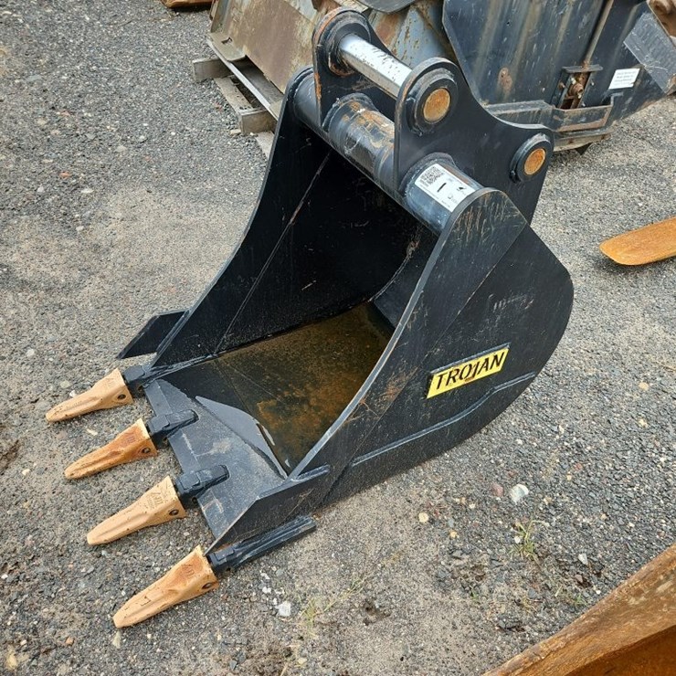 TROJAN 24" BUCKET WITH TEETH