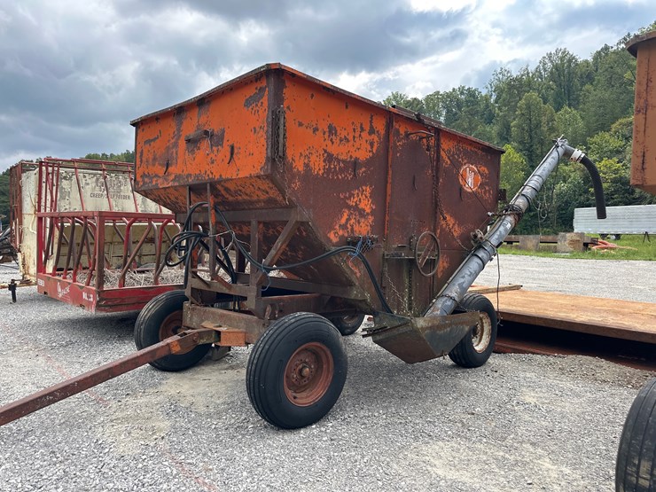#90-•-kory-gravity-wagon-with-hydraulic-auger-image-1