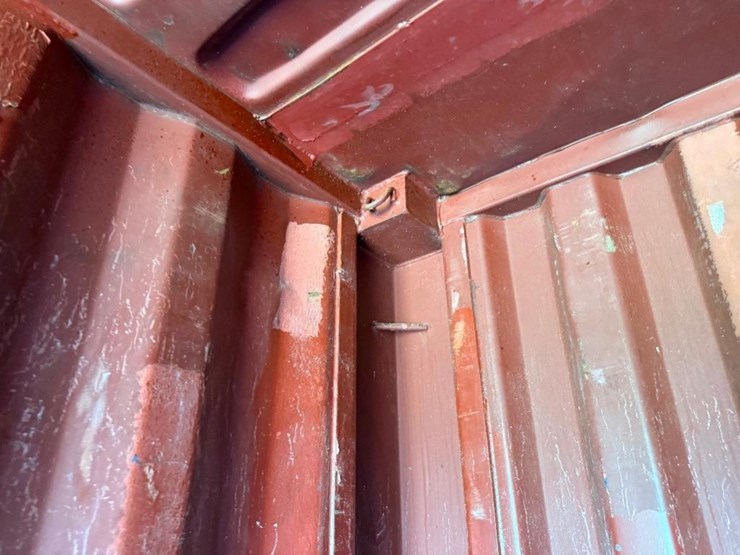 20'-shipping-container-image-9