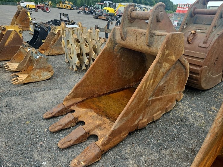 esco-42"-bucket-with-teeth-image-1