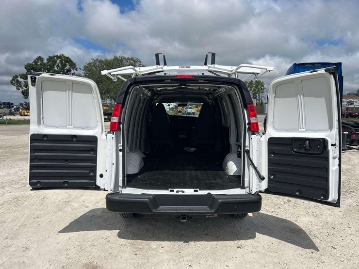 2021-chevrolet-express-2500-image-19