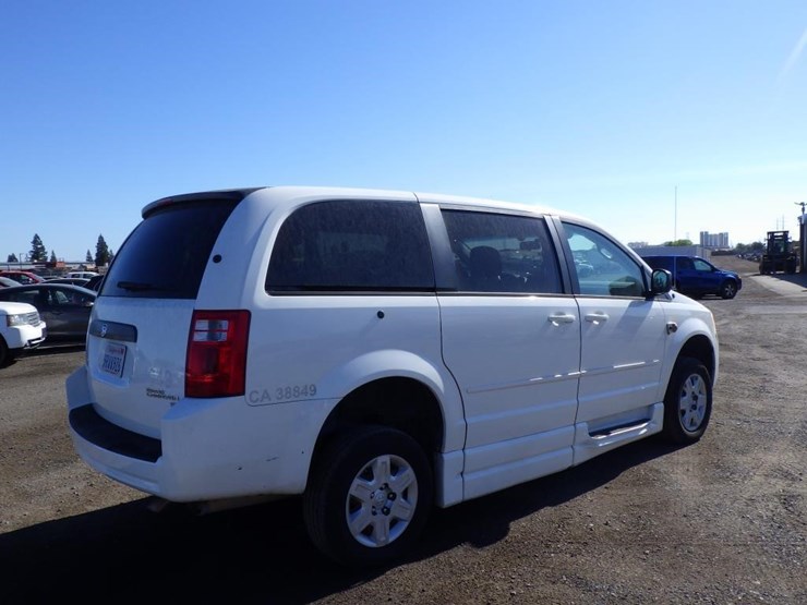 2010-dodge-grand-caravan-image-3