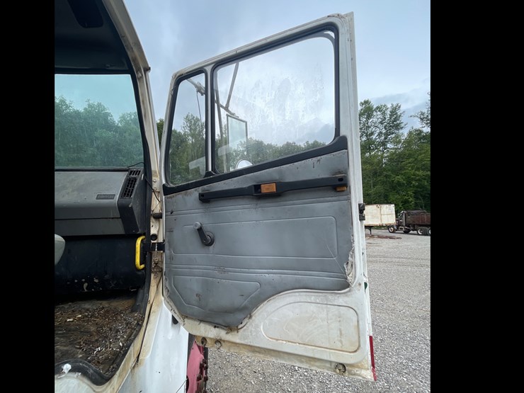 1996-freightliner-fl112-image-11