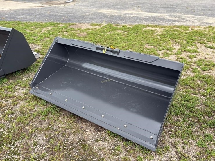 new-72"-new-holland-skidsteer-bucket-image-1