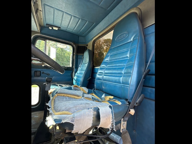 1989-peterbilt-379-image-8