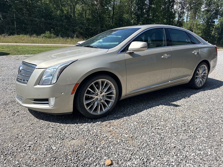 #1-•-2014-cadillac-xts-passenger-car-image-4
