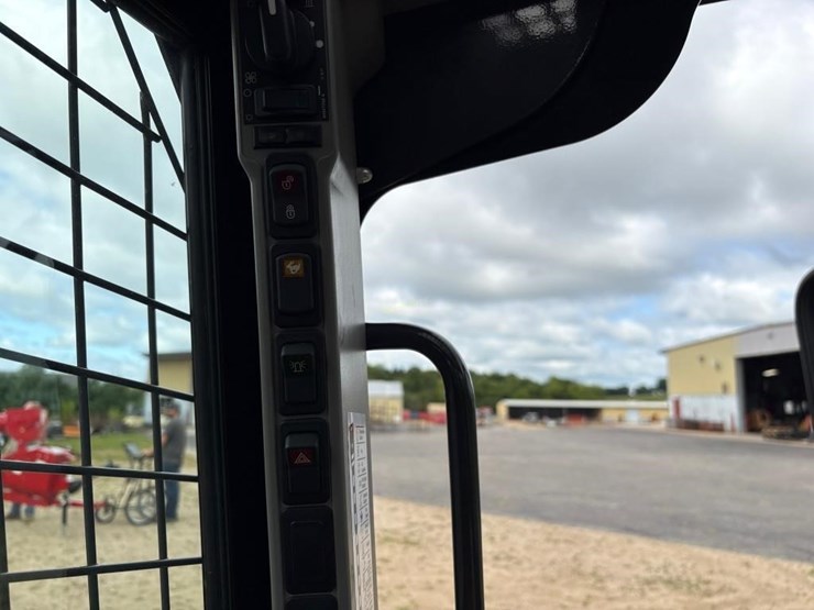 2017-new-holland-l228-image-10