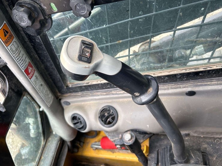 new-holland-c238-image-11