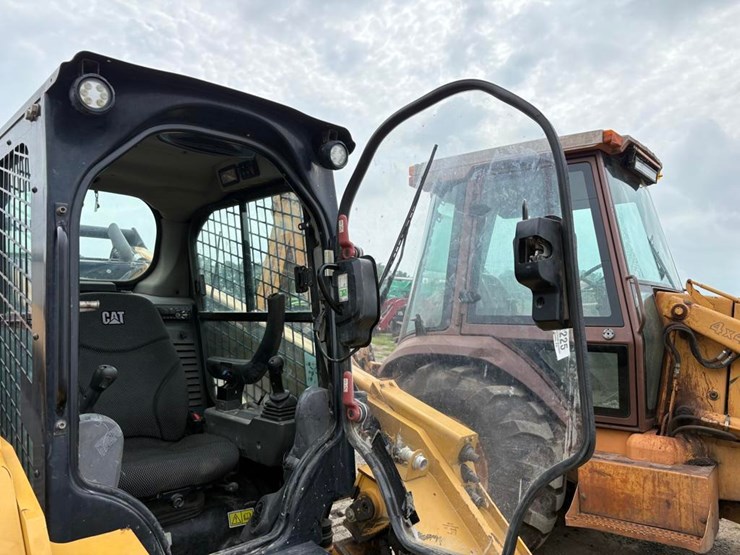 2020-caterpillar-299d3-image-27