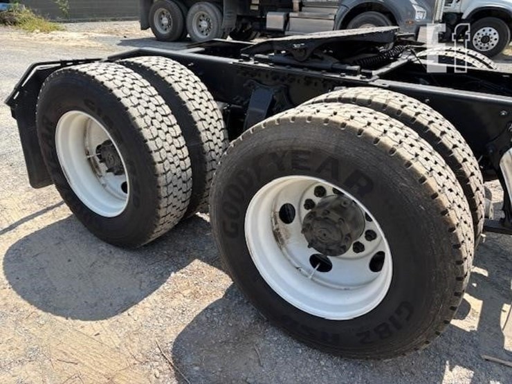 2016-freightliner-cascadia-125-image-32