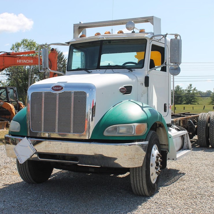 2005 PETERBILT 335