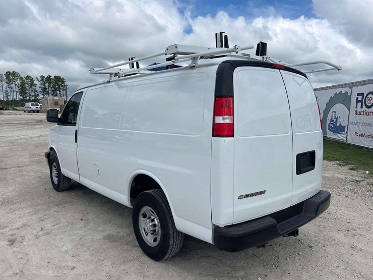 2021-chevrolet-express-2500-image-4