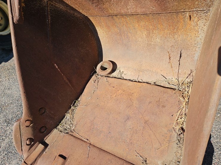 caterpillar-42"-bucket-with-teeth-image-6