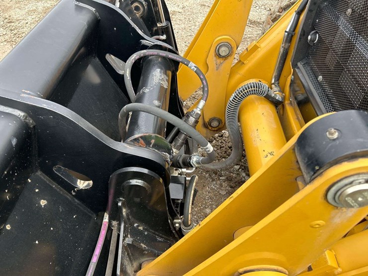 2021-caterpillar-428-image-11