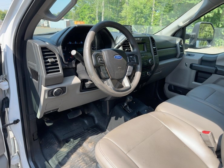 2017-ford-f550-xl-image-36