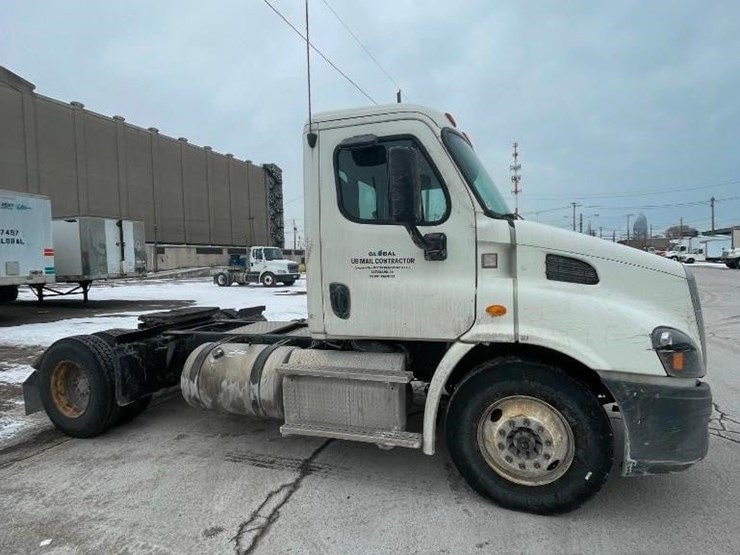 2014-freightliner-cascadia-113-image-5
