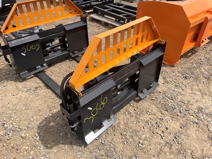 #3066-•-unused-2025-wolverine-hydraulic-adjustable-pallet-fork-attachment-image-2