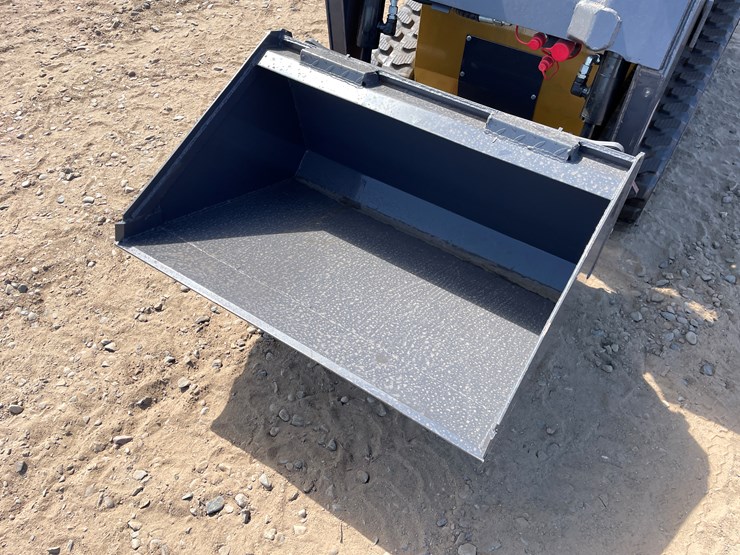 #9457-•-unused-2025-cfg-skid-steer-loader-image-9