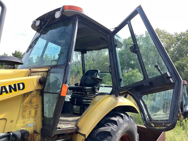 new-holland-u80-image-38