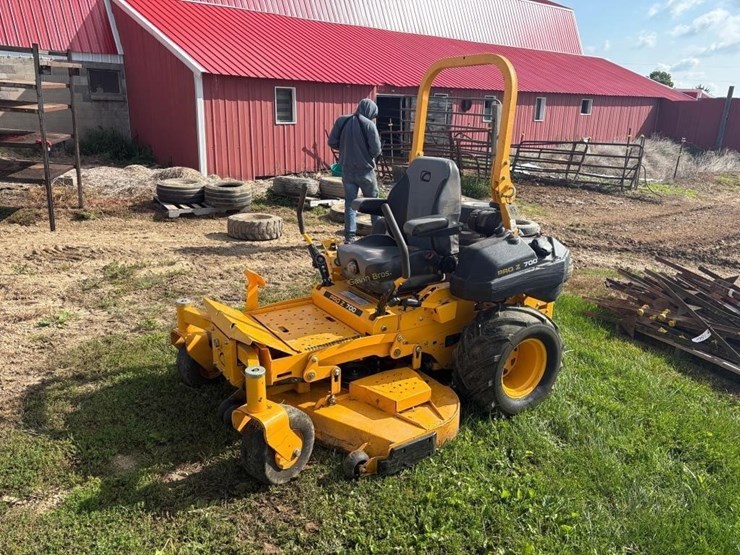 cub-cadet-pro-z-700-zero-turn-mower-image-1