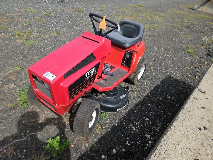 toro-ride-on-garden-tractor-image-1