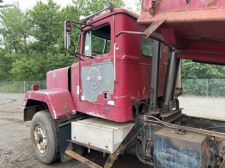 1986-autocar-ds6-tri/a-dump-truck-image-12