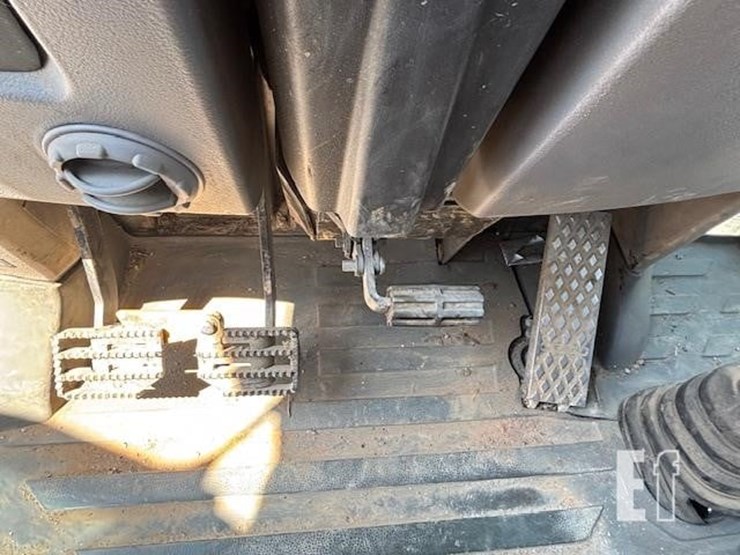 2012-volvo-bl70b-image-12