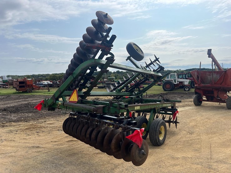 john-deere-235-image-3