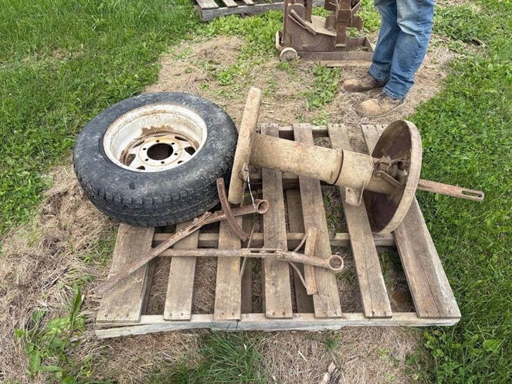 tire-changer-&-st205/75-r15-tire-image-1