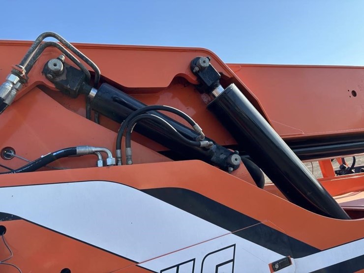 2013-jlg-8042-image-34