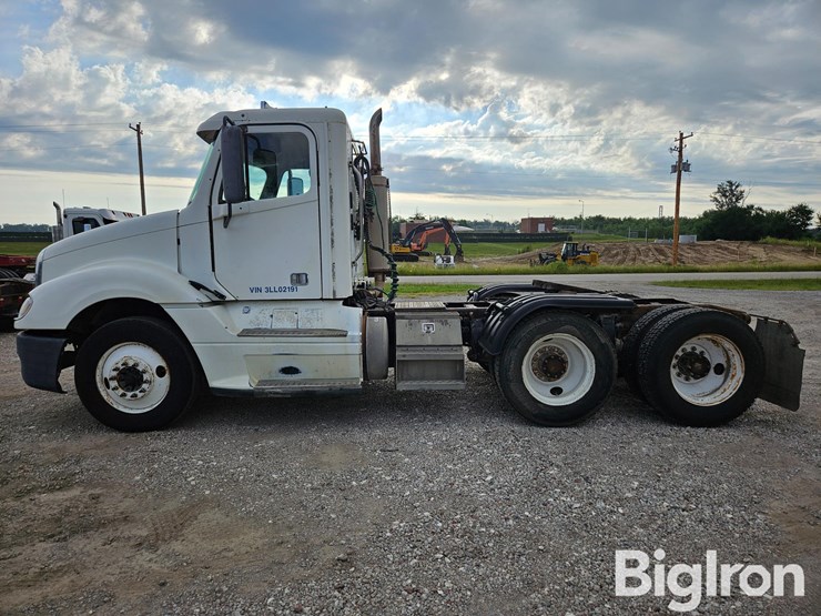 2003-freightliner-columbia-120-image-8