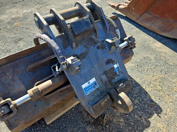 geith-60"-hydraulic-tilting-cleanup-bucket-image-5