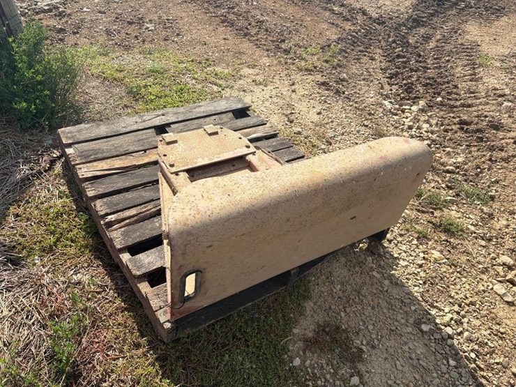 international-tractor-fender-image-1