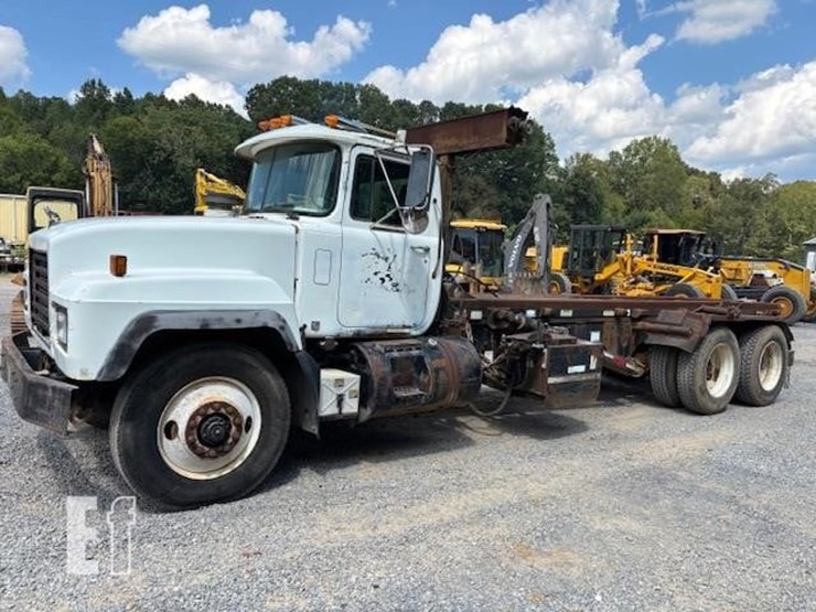 2001-mack-rd688s-image-1