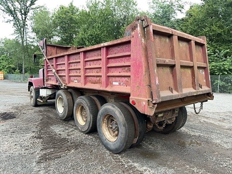 1986-autocar-ds6-tri/a-dump-truck-image-3