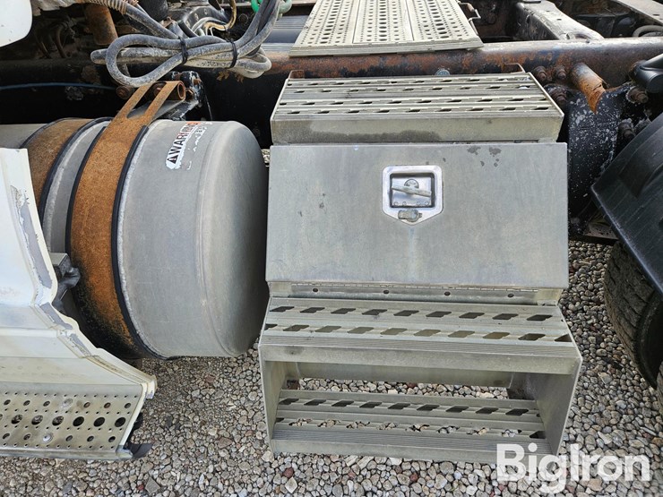 2003-freightliner-columbia-120-image-18