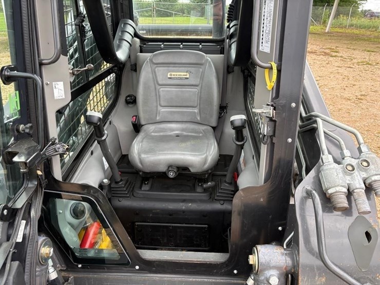 2017-new-holland-l228-image-8